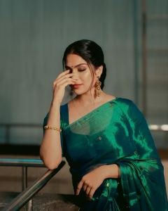 swasika-vijay-in-peacock-colour-saree-photos-004