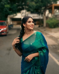 swasika-vijay-in-peacock-colour-saree-photos-005