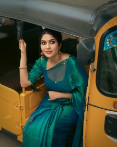 swasika-vijay-in-peacock-colour-saree-photos