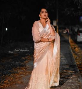 swasika-vijay-in-saree-photos-hd-002
