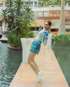taapsee-pannu-in-blue-shorts-latest-pics-003