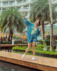 taapsee-pannu-in-blue-shorts-latest-pics-004
