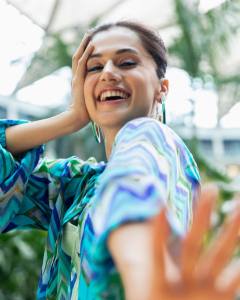 taapsee-pannu-in-blue-shorts-latest-pics-006