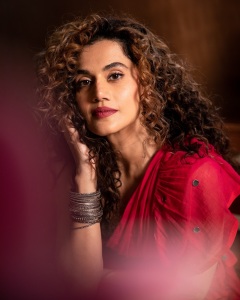taapsee-pannu-in-pink-saree-with-black-blouse-combo-dress-photos-001
