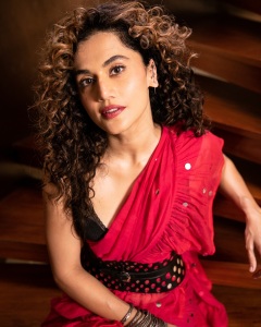 taapsee-pannu-in-pink-saree-with-black-blouse-combo-dress-photos-002