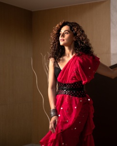 taapsee-pannu-in-pink-saree-with-black-blouse-combo-dress-photos-003