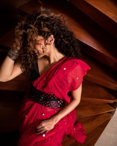taapsee-pannu-in-pink-saree-with-black-blouse-combo-dress-photos