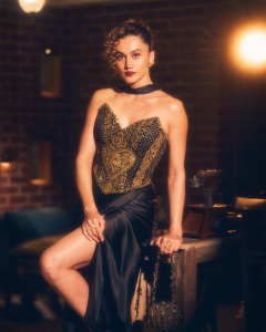taapsee-pannu-in-two-piece-dress-with-coat-photos-001