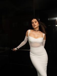 taapsee-pannu-new-look-in-stylish-dress-photo-004