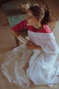 taapsee-pannu-photos-in-saree-002