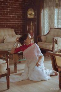taapsee-pannu-photos-in-saree-003