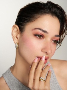 tamanna-bhatia-latest-photos-with-her-jewellery-brand-008