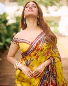 tamanna-in-yellow-saree-with-red-border-vvaan-launch-look-photo-001