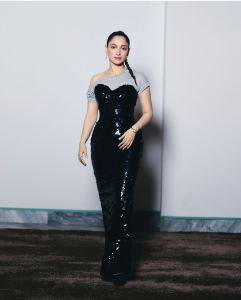 tamanna-stunning-look-in-black-and-silver-combination-bodycon-dress-photos-014