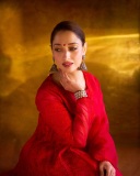 tamanna-looking-gorgeous-outfit-and-style-photos-015