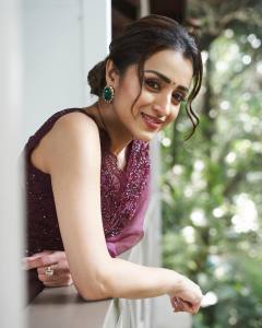 trisha-in-dark-pink-saree-photos