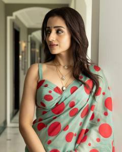 trisha-in-dot-print-design-saree-photos-001