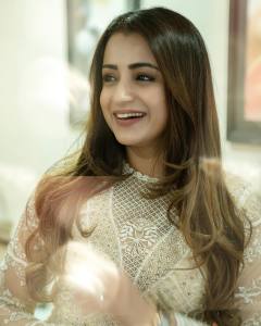 trisha-in-white-churidar-with-beautiful-makeup-look-photos-001