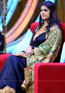 varalakshmi-sarathkumar-latest-images-0921-576