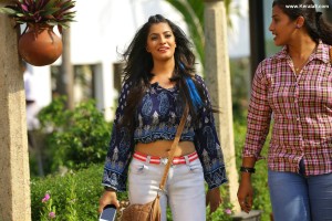 varalakshmi-sarathkumar-latest-images-09394-18