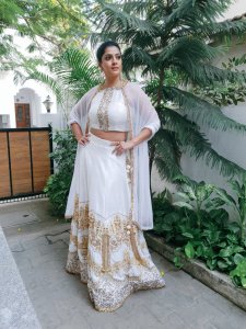 varalakshmi-sarathkumar-latest-images-099838-230
