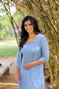 varalakshmi-sarathkumar-latest-images-099838-433