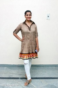 varalakshmi-sarathkumar-latest-photos_8767_1234_temp38