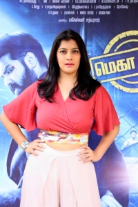 varalakshmi-sarathkumar-recent-photos-029-00437