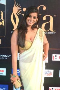 varalaxmi-sarathkumar-latest-pics-777-00134