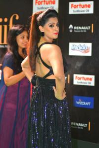 varalaxmi-sarathkumar-latest-pictures-10968