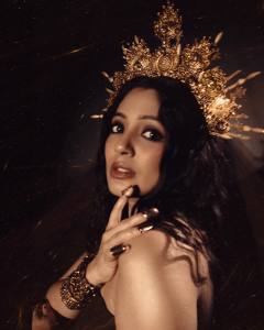 veena-nandakumar-in-black-off-shoulder-gown-with-crown-photos-001