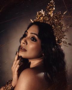 veena-nandakumar-in-black-off-shoulder-gown-with-crown-photos-004