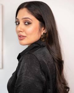 veena-nandakumar-in-black-simple-and-stylish-gown-dress-photos-001