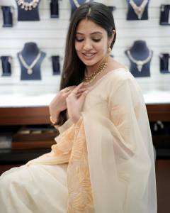 veena-nandakumar-in-off-white-churidar-dress-photos-001