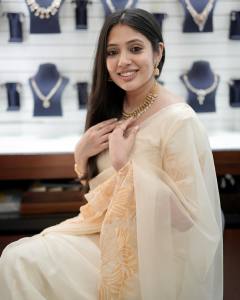 veena-nandakumar-in-off-white-churidar-dress-photos