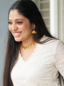veena-nandakumar-in-onam-style-makeup-photos-002