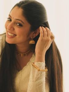 veena-nandakumar-in-onam-style-makeup-photos-003