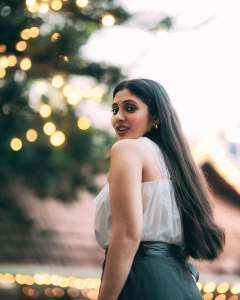 veena-nandakumar-in-palazzo-pants-and-crop-top-photos-003
