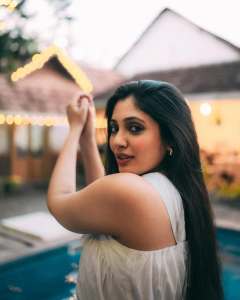 veena-nandakumar-in-palazzo-pants-and-crop-top-photos-004