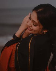 veena-nandakumar-in-saree-photos-002