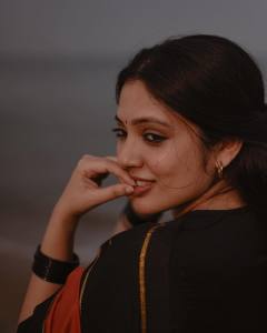 veena-nandakumar-in-saree-photos