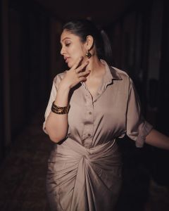 veena-nandakumar-in-satin-shirt-with-knotting-skirt-dress-photos-004