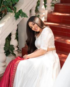 veena-nandakumar-in-white-lehenga-with-combination-dupatta-dress-photos-001
