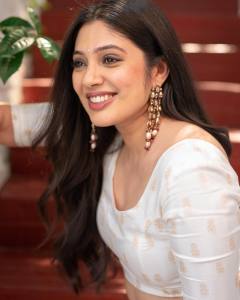 veena-nandakumar-in-white-lehenga-with-combination-dupatta-dress-photos-002