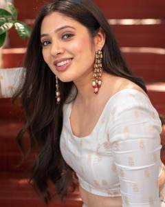 veena-nandakumar-in-white-lehenga-with-combination-dupatta-dress-photos
