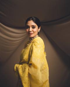 veena-nandakumar-in-yellow-saree-with-designer-blouse-photos-003