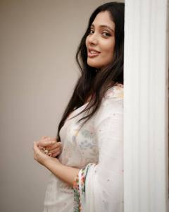 veena-nandakumar-photos-in-saree-012