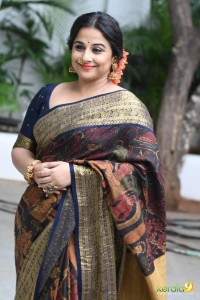 actress-vidya-balan-stills-2310
