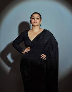 vidya-balan-in-black-full-sleeve-blouse-001