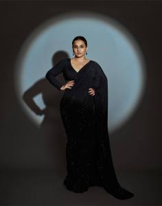 vidya-balan-in-black-full-sleeve-blouse-002